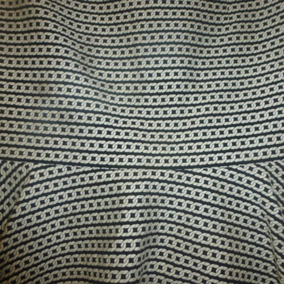 Classic Mini Pencil Silhouette Skirt with Ruffled Hem – Size 4 - Picture 3 of 11